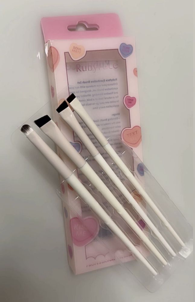 Imagen de SET DE BROCHAS 4PCS P/SOMBRAS DE OJO 25EYE04